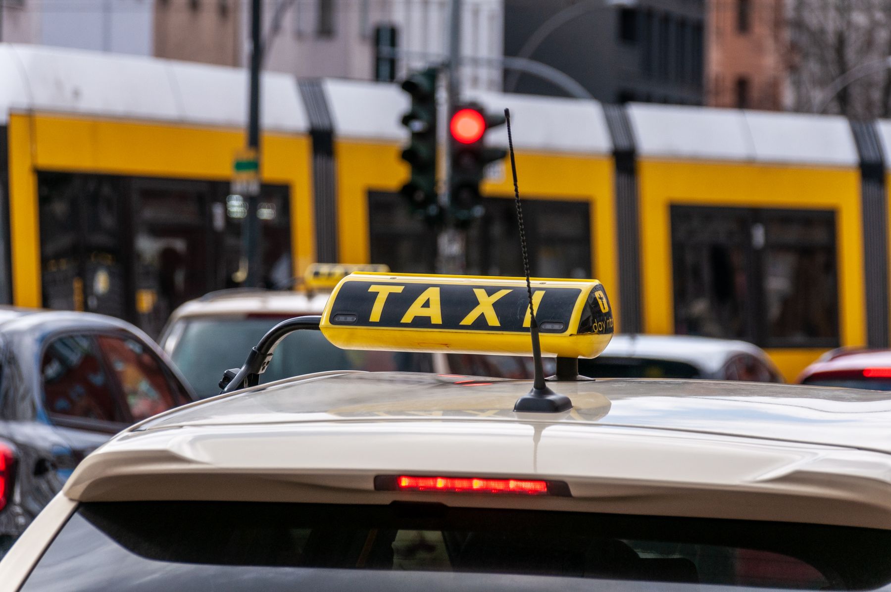 Taxi mit gelb-schwarzem Dachzeichen im Stadtverkehr